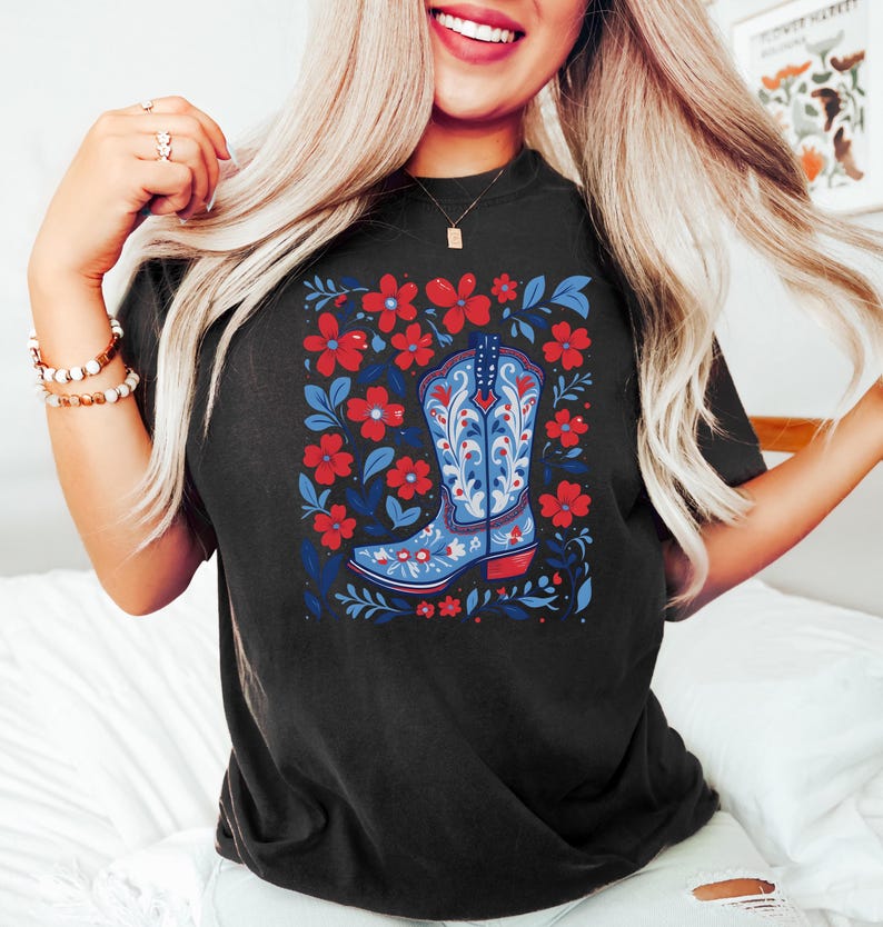 Floral Cowboy Boot Shirt, Western T-Shirt With Red White Blue Flowers, Patriotic Cowgirl Tee, Summer Rodeo Sweatshirt, USA Graphic immagine 2