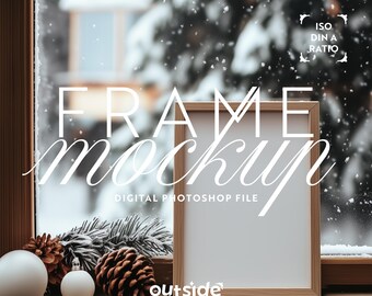 クリスマスフレームモックアップ、DIN A比、雪の降る窓辺の木製フレーム、お祝いホリデーモックアップ、ポスター＆プリント用のPSDテンプレート