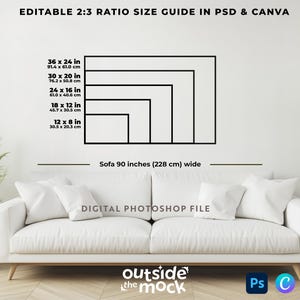 Könnte beinhalten: Ein weißes Sofa mit Kissen steht vor einer Wand mit einer Größenübersicht für digitale Kunstdrucke. Die Übersicht zeigt Abmessungen in Zoll und Zentimetern, einschließlich 36x24 in (91,4x61,0 cm) und 30x20 in (76,2x50,8 cm). Der Text lautet "EDITABLE 2:3 RATIO SIZE GUIDE IN PSD & CANVA."