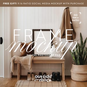 Puede incluir: Un banco de madera marrón con una manta blanca y una almohada marrón. Un marco de imagen negro está colgado en la pared sobre el banco. Una planta en maceta está en el lado derecho de la imagen. El texto "FRAME MOCKUP" está escrito en blanco en la imagen. El texto "DIGITAL PHOTOSHOP FILE" está escrito en blanco debajo del banco. El texto "outside the mock" está escrito en blanco en el suelo frente al banco.