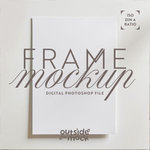 Pode incluir: Uma maquete de moldura branca com o texto "FRAME MOCKUP" e "DIGITAL PHOTOSHOP FILE" em cinza. O texto "outside the mock" também está em cinza na parte inferior da moldura.