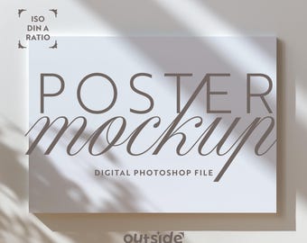Peut inclure: Une maquette de poster blanche avec le texte "POSTER MOCKUP" en gris. Le texte "DIGITAL PHOTOSHOP FILE" est sous le texte principal. La maquette est sur une surface beige clair avec des ombres d'une fenêtre.