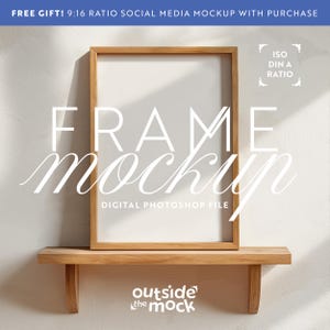 Holzrahmen Mockup DIN A4 mit Free Social Media Template, skandinavischer vertikaler Holzrahmen Mockup, Digitaler Bilderrahmen, weiße Wand