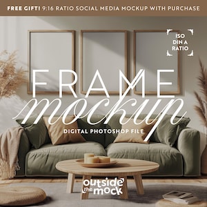 Peut inclure: Une maquette de trois cadres dans un salon. Les cadres sont accrochés au mur au-dessus d'un canapé vert avec des coussins. Une table basse en bois avec des bougies se trouve devant le canapé. Le texte "FRAME MOCKUP" est écrit dans une police décorative au-dessus du canapé. Le texte "DIGITAL PHOTOSHOP FILE" est écrit sous le canapé. Le texte "outside the mock" est écrit sous la table basse.