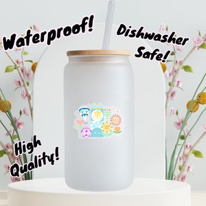 Puede incluir: Vaso de vidrio esmerilado con tapa de bamb&uacute; y pajita transparente. El vaso presenta una pegatina colorida con un dise&ntilde;o caprichoso. El texto de la imagen dice "Waterproof!", "Dishwasher Safe!" y "High Quality!"
