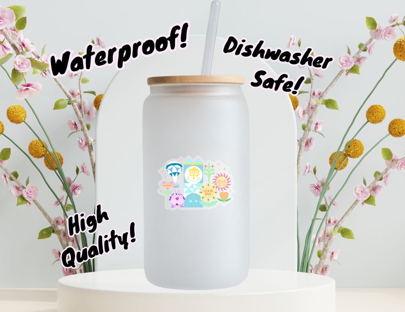 Puede incluir: Vaso de vidrio esmerilado con tapa de bamb&uacute; y pajita transparente. El vaso presenta una pegatina colorida con un dise&ntilde;o caprichoso. El texto de la imagen dice "Waterproof!", "Dishwasher Safe!" y "High Quality!"