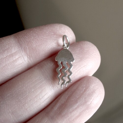 Dije de medusa de plata de ley de 20 x 6,9 mm, colgante de medusa, joyería de medusa de plata de ley, gota de medusa, criatura del océano, joyería de vida marina