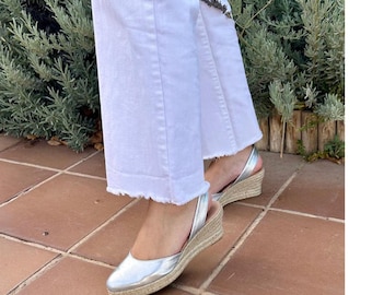 Espadrillas zeppa pelle argento fatte a mano in Spagna - Iuta 9 cm, cinturino menorquina