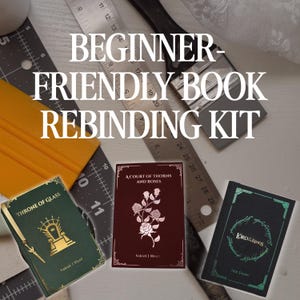 Può includere: Un kit per la rilegatura di libri che include un righello metallico con segni in centimetri, un pennello, una spatola gialla e tre libri intitolati Throne of Glass, A Court of Thorns and Roses e The Lord of the Rings con copertine oro e bianco.