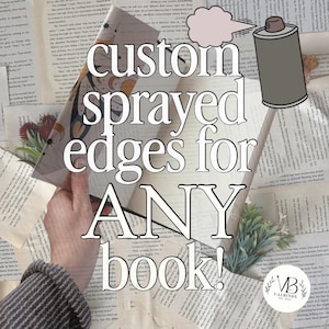 Könnte beinhalten: Das Bild zeigt ein Buch mit individuell besprühten Kanten. Der Text lautet "custom sprayed edges for ANY book!". Eine Sprühdosen-Grafik ist enthalten. Das Buch wird vor einem Hintergrund aus offenen Buchseiten gehalten.