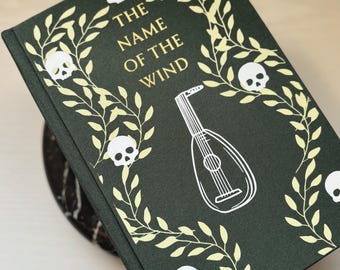El nombre del viento de Patrick Rothfuss. Edición especial personalizada, libro reencuadernado a mano.