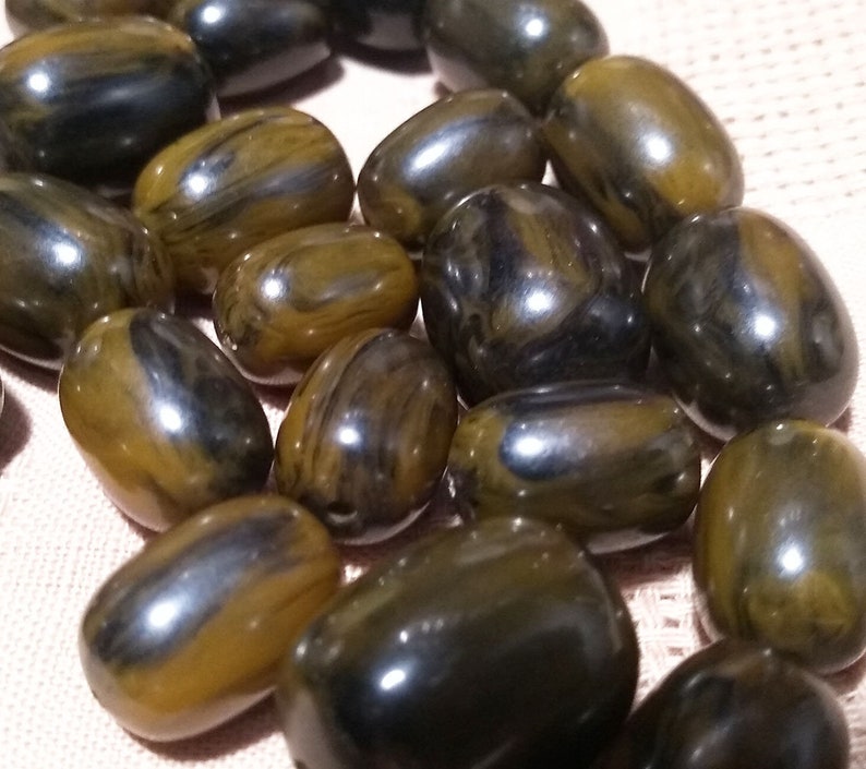 Vintage Marbled Swirl Olive Green 135 grams Bakelite Catalin Art Deco Huge Beads Beaded Graduated Necklace to Assemble Complete Original