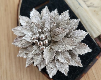 80s silver floral brooch