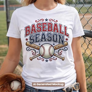 Puede incluir: Una camiseta blanca de manga corta con un estampado gráfico que incluye el texto BASEBALL SEASON en letras rojas y azules con efecto purpurina. El diseño muestra dos bates de béisbol de madera cruzados y una pelota de béisbol central.