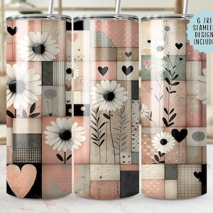 Op de afbeelding: Drie roestvrijstalen bekers met een bloemenontwerp. Het ontwerp toont witte madeliefjes, zwarte harten en botanische elementen op een patchwork achtergrond van roze, beige en zwarte vierkanten. De tekst "6 FREE SEAMLESS DESIGNS INCLUDED" staat op een blauwe cirkel.