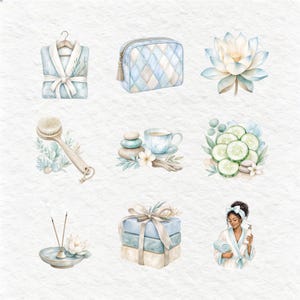 K&ouml;nnte beinhalten: Aquarellillustration von Spa- und Wellnessartikeln. Enth&auml;lt einen blauen Bademantel, eine Kosmetiktasche, eine Lotusblume, eine K&ouml;rperb&uuml;rste, gestapelte Steine, eine Teetasse, Gurkenscheiben, R&auml;ucherst&auml;bchen, gestapelte Seifen und eine Person, die eine Lotionflasche h&auml;lt.