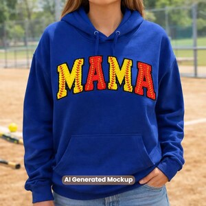 Puede incluir: Una sudadera con capucha azul real que presenta la palabra MAMA en el pecho con letras grandes y arqueadas. Las letras tienen una textura con un patrón de costuras de béisbol en amarillo y rojo. Incluye un bolsillo canguro y cordones a juego.