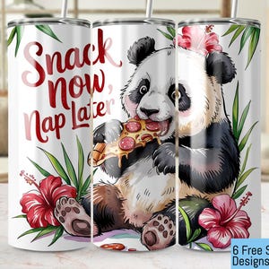Może przedstawiać: Biały kubek z czarno-białym pandą jedzącym pizzę. Kubek ma napis "Snack Now, Nap Later" i tropikalne kwiaty.