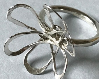 Anillo de flores simple en plata de ley