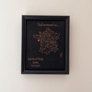 Cadre carte de France lieu et date symbolique