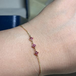 Bransoletka z litego złota 18K z rubinami i delikatnym łańcuszkiem koniczynowym, prawdziwy rubin, kamień szlachetny z okazji urodzin w lipcu