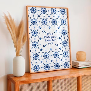 Pode incluir: Uma impressão emoldurada com um padrão de azulejos azul e branco e o texto "É uma casa portuguesa, com certeza".