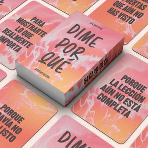 Pode incluir: Um baralho de 54 cartas com um design aquarela rosa e laranja. A caixa e as cartas apresentam o texto "Dime Por Que" em preto. Cartas individuais exibem frases em espanhol, como "Porque Todavía No Estás Listo."