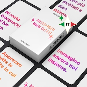 Pode incluir: Uma caixa branca de baralho com o texto "MESSAGGI NON DETTI" e "80 CARD-DECK". Vários cartões com texto colorido estão espalhados ao redor da caixa. A bandeira italiana é visível.