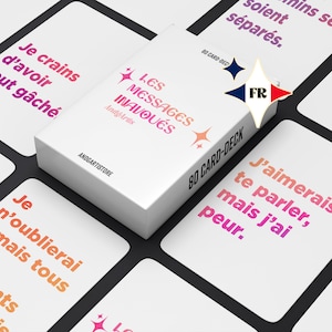 Puede incluir: Una caja de baraja blanca con el texto "LES MESSAGES INAVOUÉS" y "80 CARD-DECK" en negro. Varias cartas blancas con frases en francés rodean la caja. Las cartas y la caja tienen acentos rosas y naranjas.