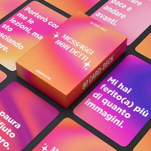 May include: A deck of 80 cards with the text "MESSAGGI NON DETTI" on the box. The cards and box have a gradient colour scheme of pink, orange, and purple. Individual cards display phrases in Italian.