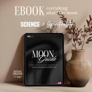 Könnte beinhalten: Ein schwarzes Tablet zeigt den Titel "MOON Guide" in eleganter Schrift, mit den Worten "SCIENCE & Spirituality" darüber. Das E-Book-Cover ist vor einem neutralen Hintergrund platziert, mit einer Vase mit getrockneten Pflanzen rechts. Der Text "INSTANT DOWNLOAD" und "177 Seiten" sind ebenfalls sichtbar.