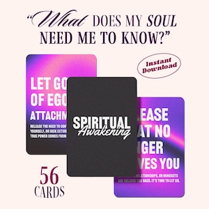 Pode incluir: Um conjunto de 56 cartas intitulado What Does My Soul Need Me To Know? apresentando uma carta preta com o texto Spiritual Awakening em branco, ao lado de duas cartas com gradiente roxo e rosa com texto branco como Let Go Of Ego Attachments.
