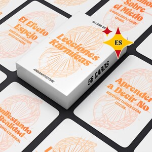 以下が含まれることがあります： オレンジ色のテキストとイラストが特徴の、白い箱に入った「Lecciones Kármicas」カードのセット。 カードは黒い面に散らばっており、「El Efecto Espejo」や「Manifestando Tu Realidad」などのスペイン語のテキストが表示されています。 セットには56枚のカードが含まれています。
