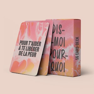 Può includere: Un mazzo di 56 carte e una scatola con il testo "DIS-MOI POUR-QUOI" e "56 CARD-DECK". Le carte e la scatola hanno un design marmorizzato rosa, arancione e bianco. Le carte recitano "POUR T'AIDER A TE LIBERER DE LA PEUR".