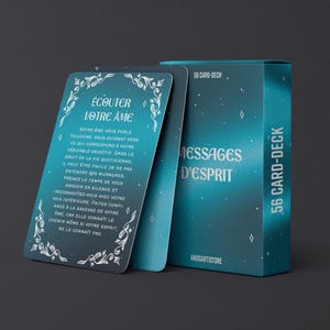 Puede incluir: Una baraja de 56 cartas de color verde azulado con las palabras "MESSAGES D'ESPRIT" en la caja y el reverso de las cartas. Las cartas tienen bordes blancos adornados y texto en francés. La caja también dice "56 CARD-DECK".