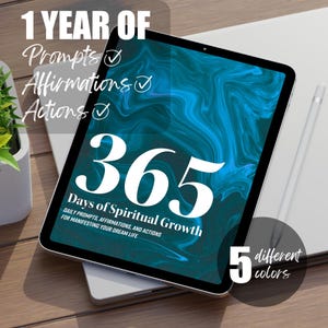 Pode incluir: Um tablet digital que exibe um design abstrato azul e verde com o texto "1 YEAR OF Prompts Affirmations Actions 365 Days of Spiritual Growth DAILY PROMPTS, AFFIRMATIONS, AND ACTIONS FOR MANIFESTING YOUR DREAM LIFE" e o texto "5 different colors" em um círculo.