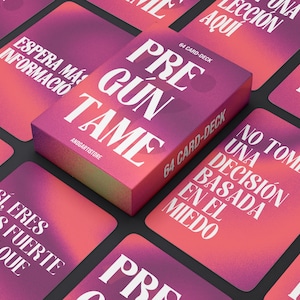 Pode incluir: Um baralho de 64 cartas com o texto "PREGÚNTAME" em branco sobre um fundo gradiente rosa e roxo. O baralho é cercado por outros cartões com texto em espanhol. A marca "ANDGARTISTORE" é visível.