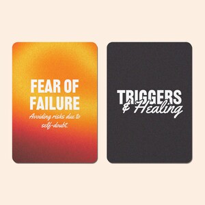 K&ouml;nnte beinhalten: Zwei Karten mit Text darauf. Die erste Karte hat einen Farbverlaufshintergrund in Orange, Gelb und Rot. Der Text auf der Karte lautet "FEAR OF FAILURE" und "Avoiding risks due to self-doubt". Die zweite Karte ist schwarz mit wei&szlig;em Text, der "TRIGGERS & Healing" lautet.