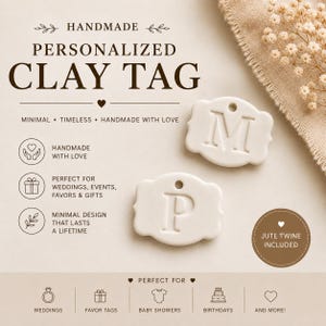 Op de afbeelding: Twee off-white kleilabels met in reliëf de letters M en P, elk voorzien van een gat om op te hangen. De tekst op de afbeelding luidt HANDMADE PERSONALIZED CLAY TAG, MINIMAL, TIMELESS, HANDMADE WITH LOVE, JUTE TWINE INCLUDED en PERFECT FOR.