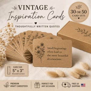 Może przedstawiać: Zestaw prostokątnych kart inspiracyjnych z papieru typu kraft z zaokrąglonymi rogami o wymiarach 12,7 cm na 7,6 cm. Każda karta zawiera czarną ilustrację kwiatową wykonaną kreską oraz nadrukowany cytat, taki jak Small beginnings often lead to the most beautiful destinations. Zestaw zawiera pasujące pudełko z tektury kraft.