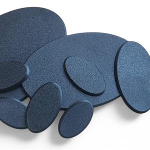 Könnte beinhalten: Ein Satz von sieben dunkelblauen Filzkreisen in verschiedenen Größen. Die Kreise sind in einer Gruppe angeordnet, wobei der größte Kreis oben und der kleinste Kreis unten liegt.