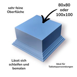 Könnte beinhalten: Ein hellblauer, quadratischer Block mit dekorativer Basis. Erhältlich in den Größen 80x80 oder 100x100 mm. Der Text besagt, dass die Oberfläche sehr fein ist und geschliffen und bemalt werden kann.