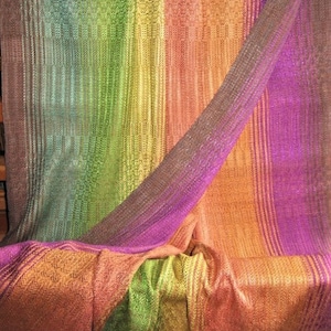 Mesure du tissu de soie tissé à la main et teint à la main sur mesure