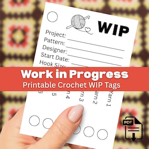 Könnte beinhalten: Ein weißes, druckbares Häkel-WIP-Etikett, das von einer Hand gehalten wird. Das Etikett hat Platz für Projektdetails und eine Häkelhaken- und Garn-Grafik. Das Etikett lautet "Work in Progress" und "Printable Crochet WIP Tags". Ein PDF-Symbol befindet sich unten rechts.