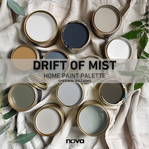 Könnte beinhalten: Eine Auswahl an Farbtöpfen in verschiedenen neutralen Farbtönen, darunter Weiß, Grau und Blau, angeordnet auf einem strukturierten Stoff. Der Text "DRIFT OF MIST HOME PAINT PALETTE SHERWIN WILLIAMS" ist zu sehen. Die Dosen haben goldene Ränder.