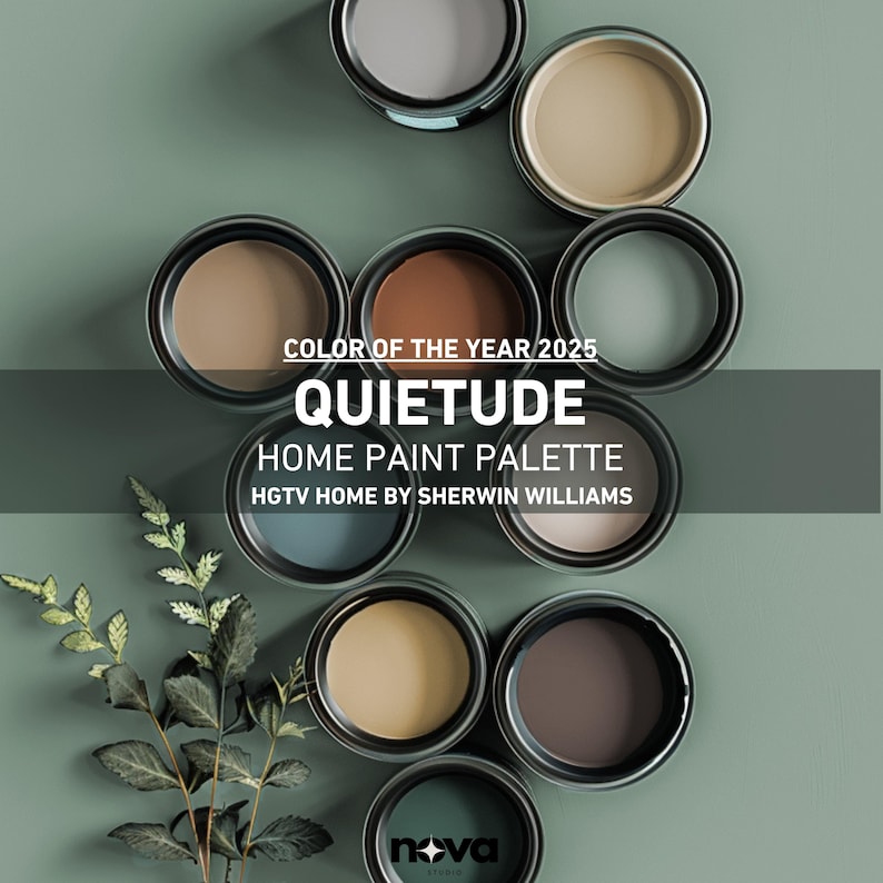 Puede incluir: Una colecci&oacute;n de botes de pintura en varios tonos de marr&oacute;n, beige y gris, dispuestos en c&iacute;rculo sobre un fondo verde. El texto "COLOR OF THE YEAR 2025 QUIETUDE HOME PAINT PALETTE HGTV HOME BY SHERWIN WILLIAMS" se muestra sobre los botes.