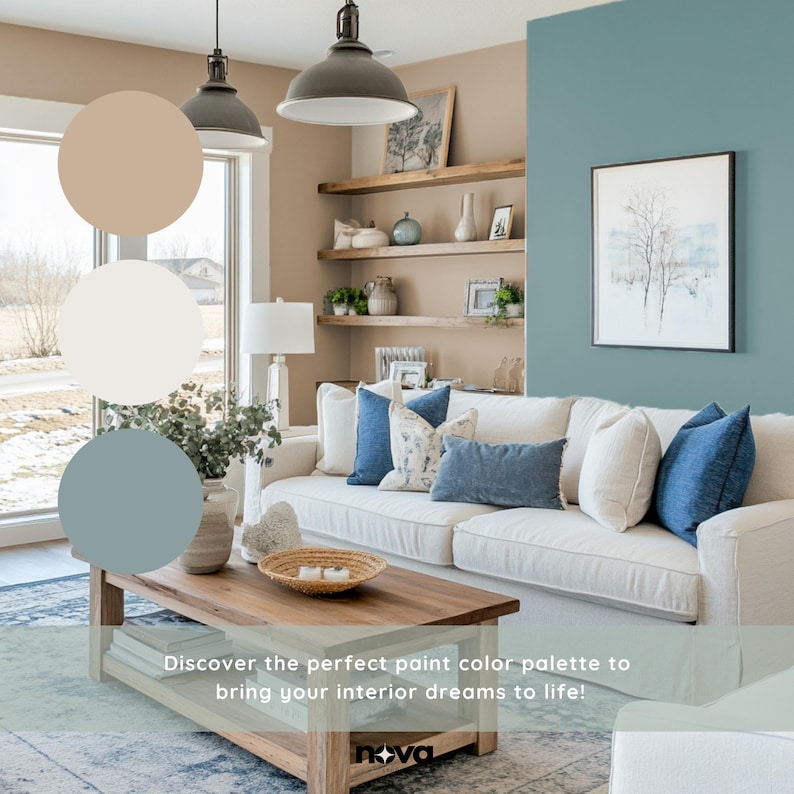 Puede incluir: Una inspiraci&oacute;n de dise&ntilde;o de interiores para una sala de estar con un sof&aacute; blanco con almohadas azules y blancas, una mesa de caf&eacute; de madera y una pared pintada de azul claro. La pared presenta una impresi&oacute;n enmarcada de una escena de invierno. La imagen tambi&eacute;n incluye una paleta de colores beige, blanco y azul claro.