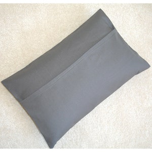 Może przedstawiać: Szara prostokątna poduszka z szwem w środku.