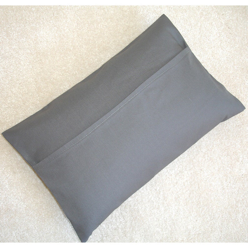 Może przedstawiać: Szara prostokątna poduszka z szwem w środku.