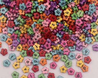 200 pezzi di perline a forma di fiore con lettere ABC, perline acriliche con lettere dell'alfabeto arcobaleno dalla A alla Z, perline acriliche colorate con diametro di 11 mm per la creazione di gioielli B0302